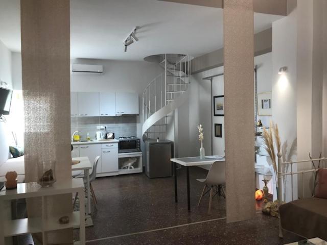 Avance Art Athene Buitenkant foto